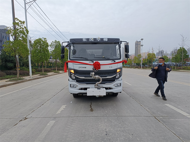 東風華神9.2噸帶電子炮灑水車