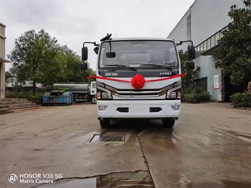 東風多利卡 9.3 方灑水車